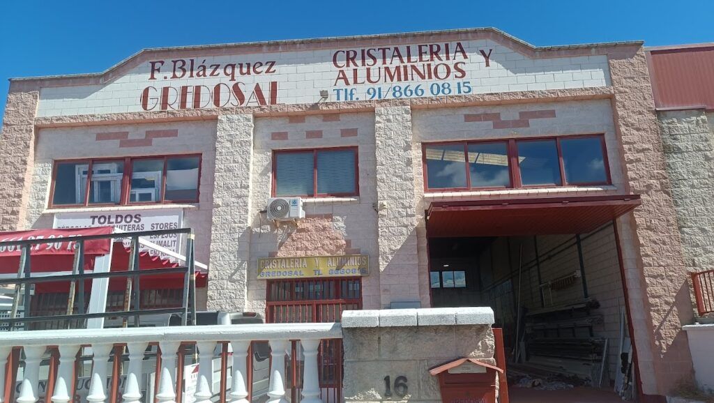 Fachada del taller de cristalería y aluminios Gredosal