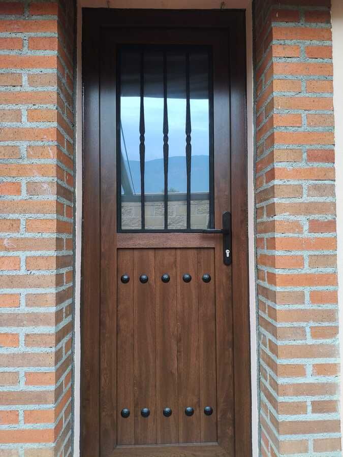 Detalle interior de puerta de aluminio con reja