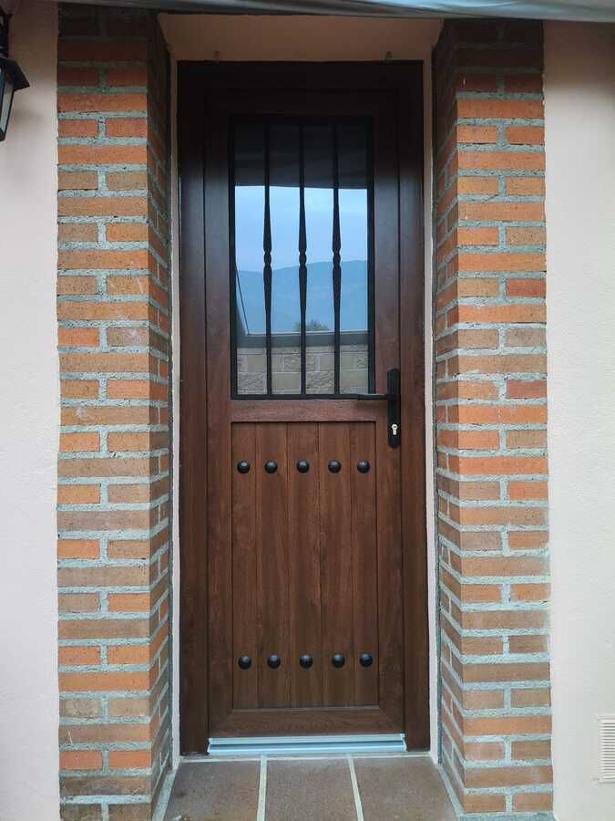Puerta de aluminio con reja instalada