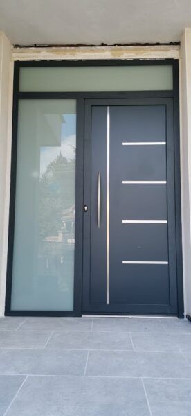 Puerta de aluminio para local