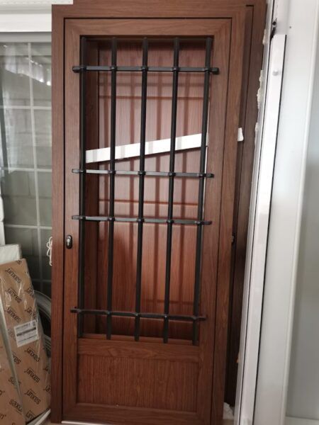 Puerta rústica de aluminio